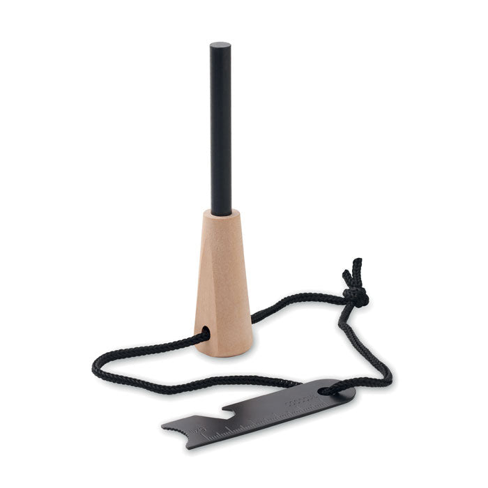 Alat za paljenje vatre od borovog drveta