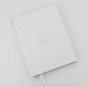 Promotivni notes A5 sa šareno obrubljenim hrbatom, bijele boje, s tiskom loga | Poslovni pokloni