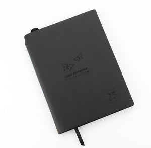Promotivni notes A5 sa šareno obrubljenim hrbatom, crne boje, s tiskom loga | Poslovni pokloni